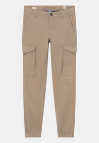 Pantalon cargo beige avec bouton et fermeture éclair à l'avant, deux poches latérales avec rabats et poignets élastiques aux chevilles.
