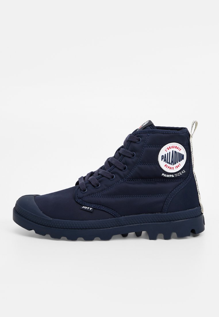 Bottes montantes navy avec semelle en caoutchouc, tige en tissu, design rembourré, bout rond et patch logo sur le côté. Talon de traction à l'arrière pour un enfilage facile.