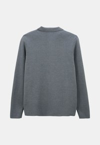 Chandail en tricot gris avec col, manches longues et texture unie. L'arrière est dépouillé avec une coupe droite à l'ourlet.