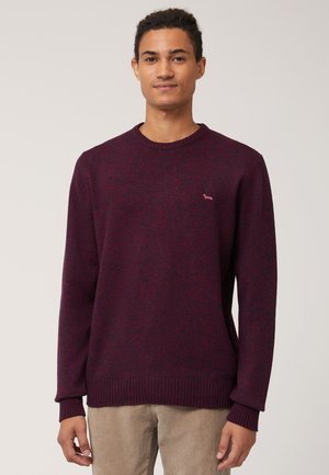 Maglione bordeaux lavorato a maglia con colletto e polsini a coste. Piccolo dettaglio del logo rosa sul petto. Texture morbida, vestibilità casual.