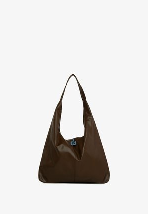 Smeđa kožna torba za rame sa opuštenim dizajnom. Ima jedan remen i plavu kopču kao naglasak na prednjoj strani. Glatka tekstura.
