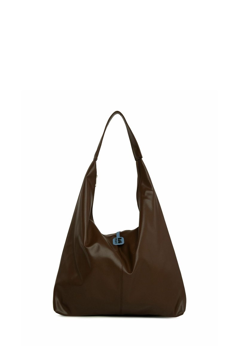 Brūna ādas plecu soma ar brīvu dizainu. Aprīkota ar vienu siksnu un zilu akcentu sprādzi priekšpusē. Gluda tekstūra.