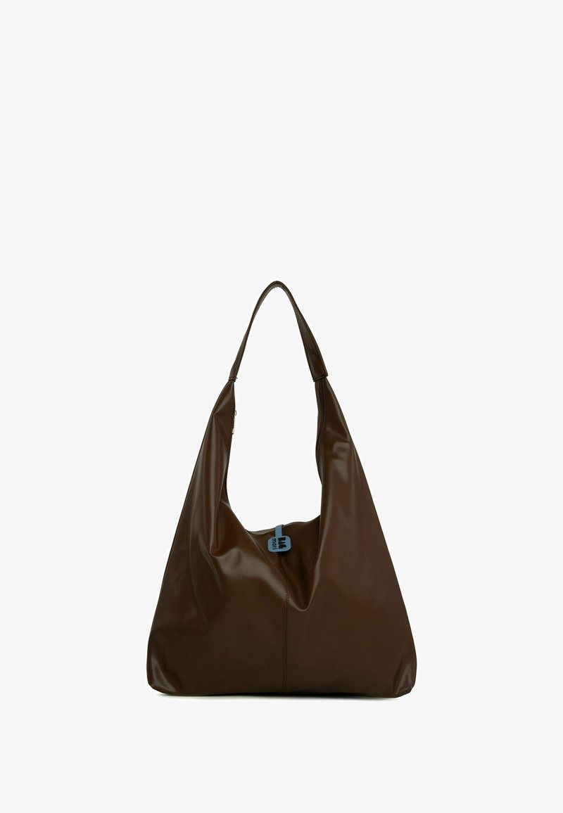 Brūna ādas plecu soma ar brīvu dizainu. Aprīkota ar vienu siksnu un zilu akcentu sprādzi priekšpusē. Gluda tekstūra.