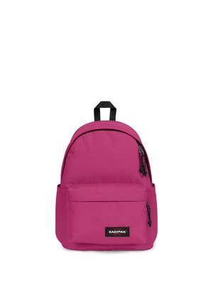 Mochila rosa hecha de un tejido duradero, con un diseño de parte superior redondeada, bolsillo frontal y cremalleras negras con tiradores. El logo de la marca es visible en la parte delantera.