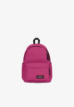 Mochila rosa hecha de un tejido duradero, con un diseño de parte superior redondeada, bolsillo frontal y cremalleras negras con tiradores. El logo de la marca es visible en la parte delantera.