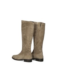 Kniehoge beige suède laarzen met een gladde textuur, ronde neus en een zwarte ritsdetail aan de achterkant. Platte rubberen zool.