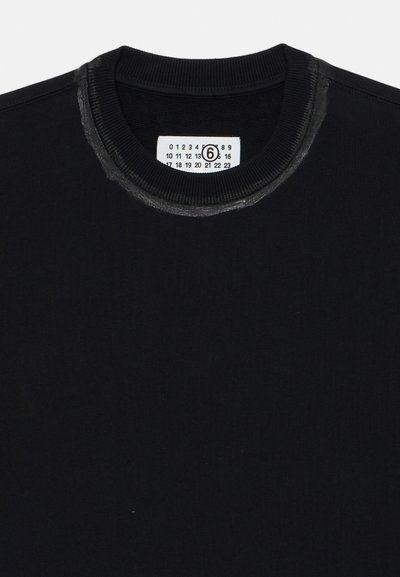 Svart bomull crew neck genser med ribbestrikket hals, med en teksturert kragedetalj og et omsorgsetikett inni.