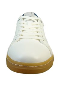 Weißes Leder-Sneaker mit abgerundetem Zeh, verstärkten Nähten und beiger Gummisohle. Verfügt über weiße Schnürsenkel und ein blaues Logo auf der Zunge.