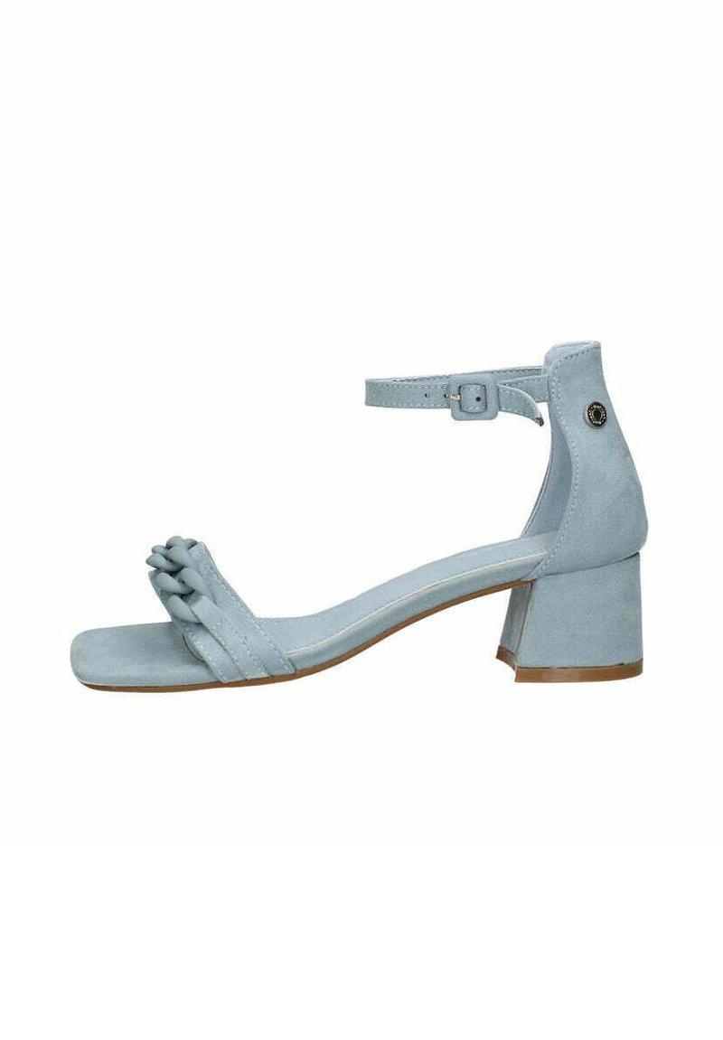 Sandal in suede azzurro chiaro con tacco a blocco basso, punta aperta, cinturino alla caviglia regolabile e dettaglio di cinturino intrecciato sulla parte anteriore del piede.