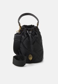 Černá prošívaná nylonová kabela ve tvaru kbelíku s dotahovacím uzávěrem, krátkým uchem a dlouhým nastavitelným popruhem. Obsahuje zlatý logový akcent.