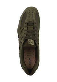 Olivgrön sneaker med överdel av mocka och mesh, lagerdesign, vadderad plös och snörningssystem. Har märkesinlägg och perforeringar.