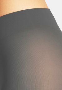 Dunkelgrauer gerippter Stoff mit einer glatten, leicht durchsichtigen Textur, die einen subtilen Farbverlauf und einen sanften Glanz am unteren Rand zeigt.