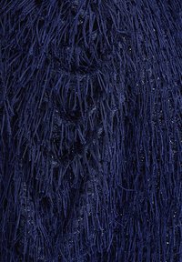 Mörkblå fransig tyg med en texturerad yta, som har många vertikala trådar och en subtil glans genomgående.