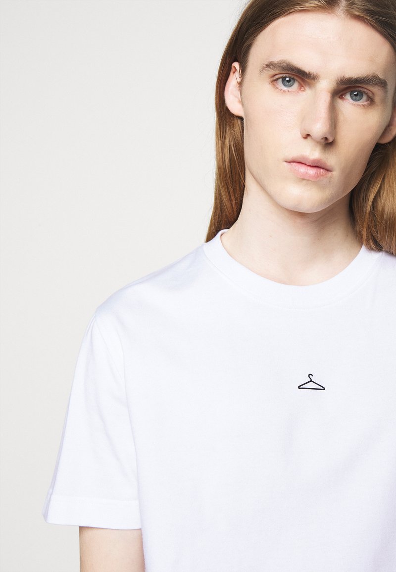 Herren T-shirts & Polos | Holzweiler HANGER TEE T-Shirt basic white/weiß - YD31233 Herren T-shirts & Polos | Holzweiler HANGER TEE T-Shirt basic white/weiß - YD31233
