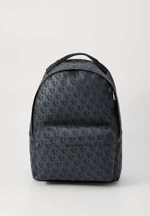 Mochila negra con un patrón, de forma redondeada, material sintético y un bolsillo frontal con cremallera. Cuenta con dos asas superiores y tirantes ajustables.