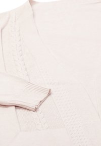 Cardigan lavorato a maglia di un delicato rosa chiaro, caratterizzato da un collo a V, motivi testurizzati, polsini a coste e dettagli intrecciati lungo il pannello frontale.