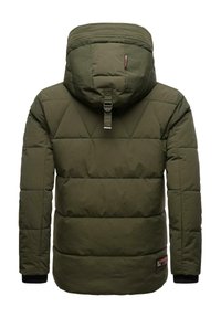 Bakifrån på en olivgrön vadderad jacka med huva, quiltat med triangulär sömnad, svarta mudd och en liten patch nära fållen.