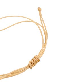 Corde en macramé tressée en beige clair, présentant un détail de nœud central. Texture lisse avec quatre brins s'étendant du nœud.