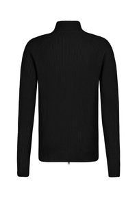 Schwarzer gerippter Pullover mit Stehkragen, langen Ärmeln und strukturellem Muster. Hat eine Mittelnaht auf der Rückseite und keine sichtbaren Verschlüsse.