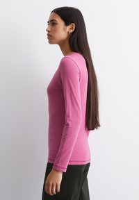 Marc O'Polo DENIM ROUNDNECK FLATLOCK - Langarmshirt - wild aster