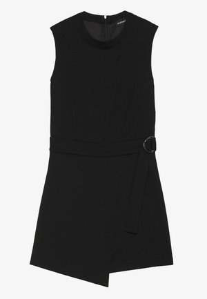 Mustat hihattomat mekko, jossa on pyöreä pääntie, vyö, jossa on pyöreä solki vyötäröllä, ja epäsymmetrinen helma. Valmistettu sileästä kankaasta.