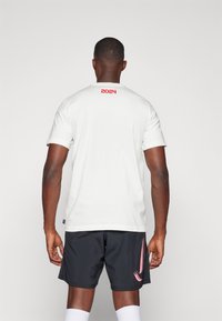 Nike Performance PARIS ST GERMAIN NIKE ICONIC AWAY TEE - Majica kratkih rukava s printom - sail