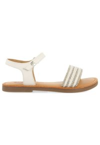 Sandalia de cuero blanca con suela plana, que presenta una tira delgada en el tobillo y un empeine ancho con adornos a rayas plateadas y blancas.