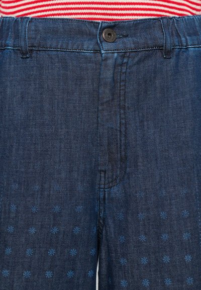 Pantaloni in denim di colore blu scuro con un delicato motivo di piccoli fiori azzurri. Presentano una chiusura anteriore con bottone e passanti per cintura.