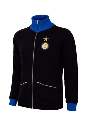 Zwarte jas met rits, blauwe kraag en manchetten, met een gouden ster en een blauw-gouden ronde embleem op de borst.