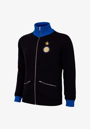 Zwarte jas met rits, blauwe kraag en manchetten, met een gouden ster en een blauw-gouden ronde embleem op de borst.