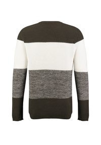 Maglione lavorato a maglia con strisce orizzontali nei colori verde scuro, bianco e grigio. La texture varia tra liscia e a coste. Maniche lunghe, collo a giro.
