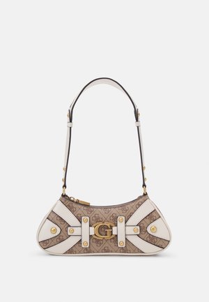 Brązowa i beżowa designerska torba na ramię z wzorem monogramu, białą skórzaną lamówką, złotymi ćwiekami i złotą klamrą z logo "G" na środku.
