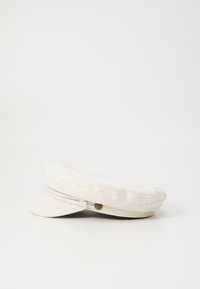Casquette blanche en coton avec une couronne plate, une visière arrondie et un détail tressé autour de la base. Petit logo sur le côté.