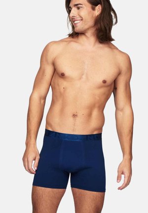 Marinblå boxershorts gjorda av ett slätt tyg med en midja som har logotyp, med en åtsittande design och korta ben.