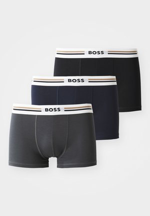 Boxer da uomo BOSS in grigio, blu navy e nero. Tessuto morbido con cintura bianca caratterizzata da strisce marroni e nere e logo.