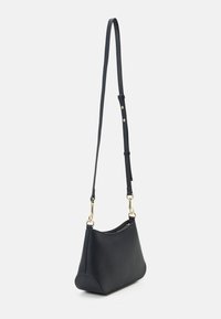 Borsa a spalla in pelle nera con forma strutturata, dettagli in metallo dorato e tracolla regolabile. Texture liscia con design minimalista.