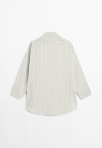 Jasnoszara koszula w paski z długimi rękawami, kołnierzykiem i zaokrąglonym dołem, z delikatnymi pionowymi liniami na teksturowanej tkaninie.