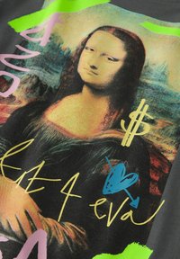 Mona Lisa kunst op stof met kleurrijke graffiti-stijl tekst, dollarteken, blauwe hart met pijl en neon groene tape accenten.