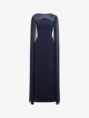 Námornícky modré večerné šaty s priliehavým živôtikom, priesvitnými dlhými rukávmi a hladkou textúrou. Má výstrih do oblúka a elegantnú siluetu.