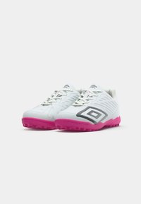 Pantofi sport albi cu tălpi roz, realizati dintr-un material sintetic texturat, cu accente gri și un logo geometric pe lateral.