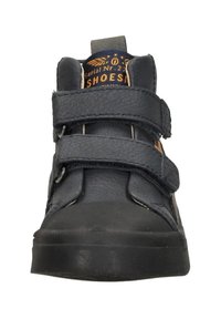 Zwarte leren high-top sneaker met twee klittenbandsluitingen, gestructureerde bovenzijde en rubberen zool. Gouden branding op de tong, minimalistisch ontwerp.