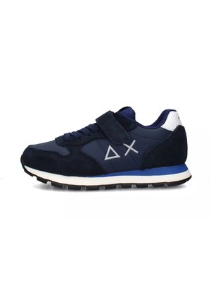 Le sneakers blu navy presentano una tomaia in suede e materiale sintetico, una fascia in Velcro e una suola bianca e blu. Logo geometrico semplice sul lato.