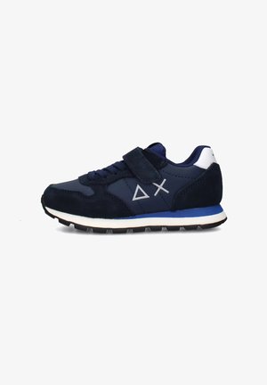 Dunkelblaue Sneakers zeichnen sich durch ein Obermaterial aus Wildleder und Synthetik, einen Klettverschluss und eine weiß-blaue Sohle aus. Schlichtes geometrisches Logo an der Seite.