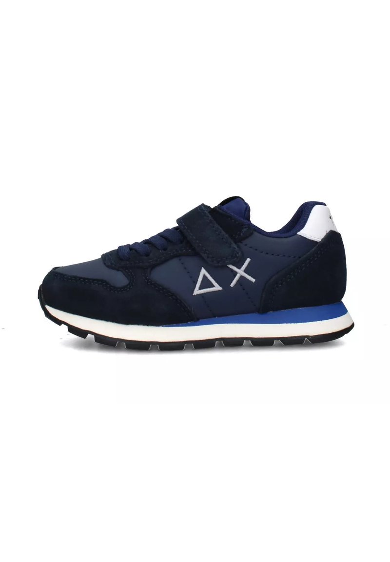 Le sneakers blu navy presentano una tomaia in suede e materiale sintetico, una fascia in Velcro e una suola bianca e blu. Logo geometrico semplice sul lato.