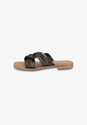 Sandales plates noires avec deux brides torsadées à l'éclat subtil, une semelle intérieure en brun et une semelle extérieure en caoutchouc à profil bas.