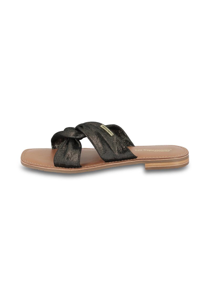 Zwarte platte sandalen met twee gedraaide bandjes met een subtiele glans, een bruine binnenzool en een low-profile rubberen loopzool.