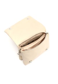 Borsa a mano in pelle beige con scomparto con zip e chiusura a scatto. Texture liscia, due tasche interne e dettagli in metallo.