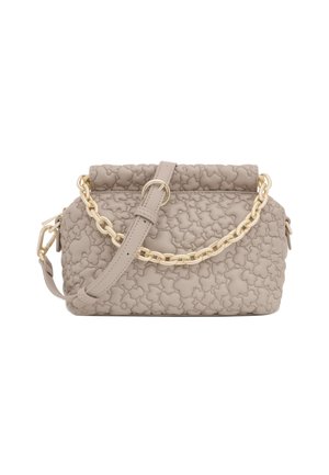 Sac à main beige matelassé en bandoulière avec un motif floral, détail en chaîne dorée et sangle en cuir réglable avec boucle circulaire.