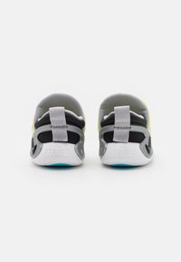 Nike Sportswear DYNAMO GO SE UNISEX - Polobotky - lemon chiffon/black/metallic silver/baltic blue