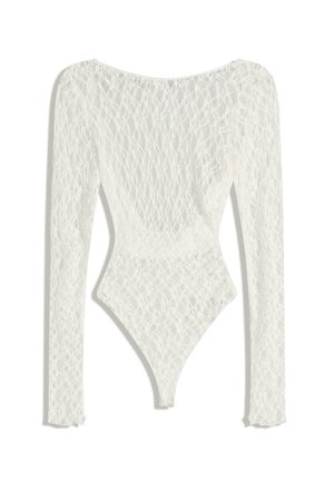 Witte kanten bodysuit met lange mouwen, featuring een geweven patroon en een laag rugontwerp, taps toelopend naar een hoge beenopening.